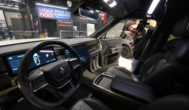 2023 RIVIAN R1S full